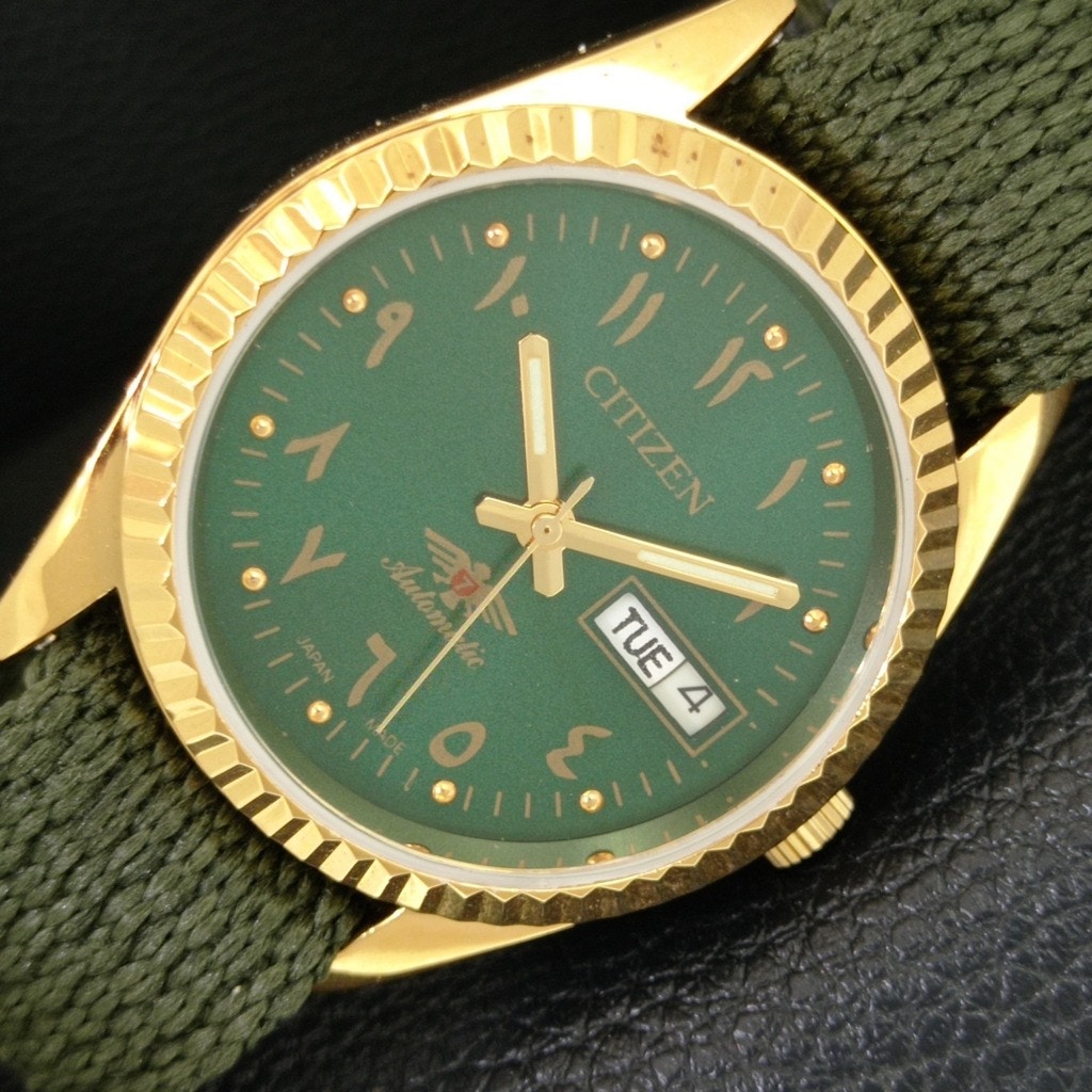 Vintage 1977 Citizen Automatic Mens Gold Watch WDaydate  Green Accents